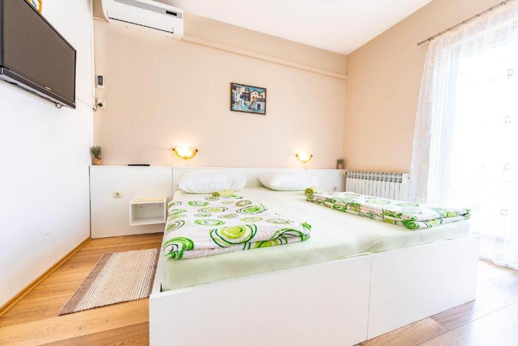 Apartments Niko Новаля Екстер'єр фото