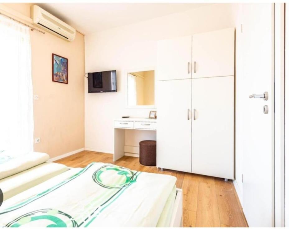 Apartments Niko Новаля Екстер'єр фото
